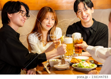 居酒屋で乾杯する男女 居酒屋で乾杯する男女 138144783