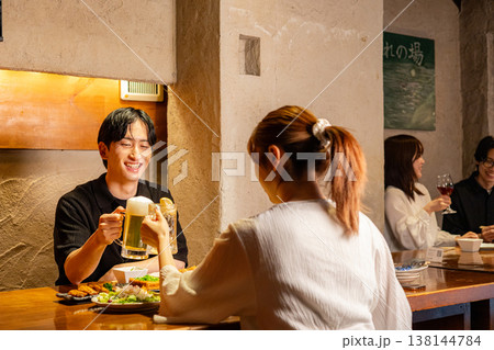 居酒屋で食事する男女 居酒屋で食事する男女 138144784