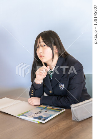 考え込む制服姿の女子学生 考え込む制服姿の女子学生 138145007