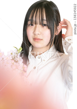 白いシャツを着た10代女性のポートレート　透明感のある美肌 138145022