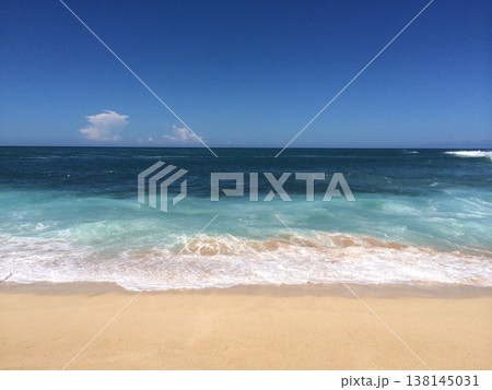 白い砂浜と青い海 ハワイ ホノルル 白い砂浜と青い海 ハワイ ホノルル 138145031
