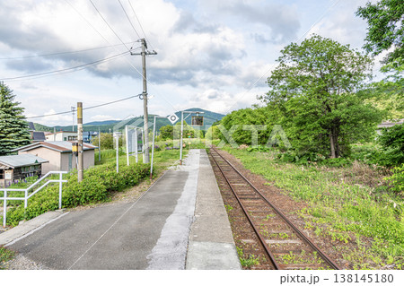 北海道富良野町　JR根室本線　旧幾寅駅（幌舞駅）のプラットホーム 138145180