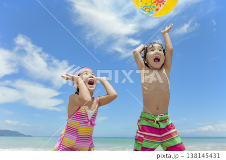 夏の海で遊ぶ姉と弟 夏の海で遊ぶ姉と弟 138145431
