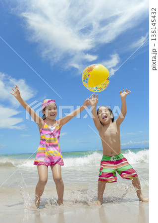 夏の海で遊ぶ姉と弟 138145432