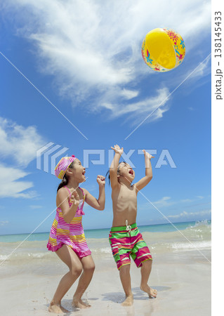 夏の海で遊ぶ姉と弟 138145433