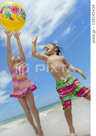 夏の海で遊ぶ姉と弟 夏の海で遊ぶ姉と弟 138145434