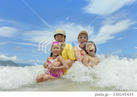 夏の海で遊ぶ4人家族 夏の海で遊ぶ4人家族 138145435