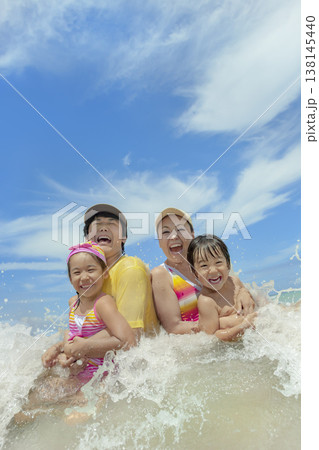夏の海で遊ぶ4人家族 夏の海で遊ぶ4人家族 138145440