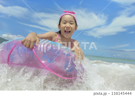夏の海で遊ぶ女の子 138145444