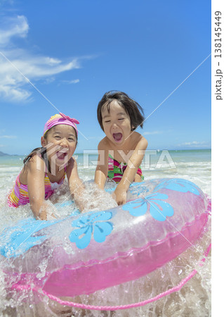 夏の海で遊ぶ姉と弟 138145449