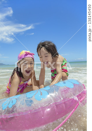 夏の海で遊ぶ姉と弟 138145450