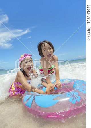 夏の海で遊ぶ姉と弟 138145452