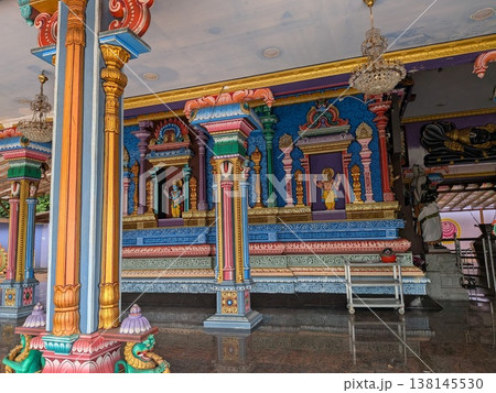 バトゥ洞窟付近のヒンズー教寺院 138145530