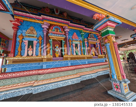 バトゥ洞窟付近のヒンズー教寺院 138145533