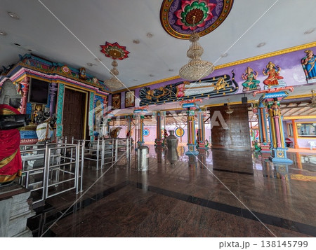 バトゥ洞窟付近のヒンズー教寺院 138145799