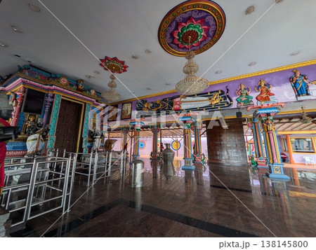 バトゥ洞窟付近のヒンズー教寺院 138145800