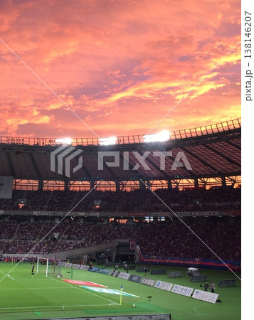 夕焼けに染まるサッカー場 夕焼けに染まるサッカー場 138146207