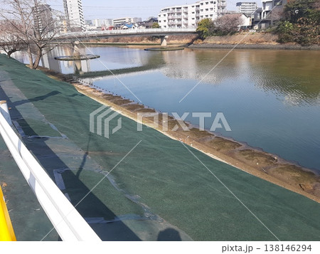 川に架かる橋 138146294