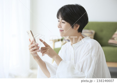 日常生活を送る若い女性 スマートフォンを操作する 横顔のライフスタイル 日常生活を送る若い女性 スマートフォンを操作する 横顔のライフスタイル 138146607