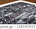 活字が並ぶ活版印刷の金属版メタルスタンプ 138147015