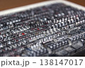 金属活字の並びが美しい印刷版テクスチャ 138147017