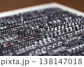 整列した金属活字の印刷版クローズアップ 138147018