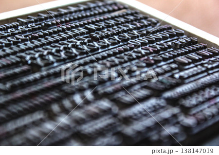 活字が並ぶ活版印刷の金属版クローズアップ  タグ 138147019