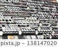 整然と並ぶ金属活字の印刷版テクスチャ 138147020