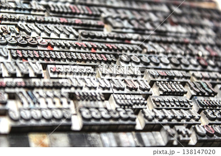整然と並ぶ金属活字の印刷版テクスチャ 138147020