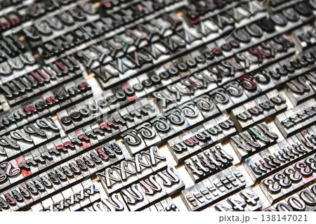 金属活字が密集した印刷版のメタルスタンプ 138147021