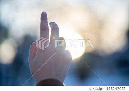 太陽に手をかざす 138147075