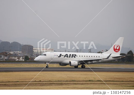 松山空港を離陸するジェイエア機 松山空港を離陸するジェイエア機 138147256