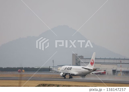 雨の中でしぶきを上げ松山空港を離陸するジェイエアE170機 雨の中でしぶきを上げ松山空港を離陸するジェイエアE170機 138147257