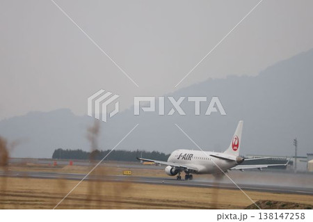 松山空港を雨中離陸する旅客機 松山空港を雨中離陸する旅客機 138147258