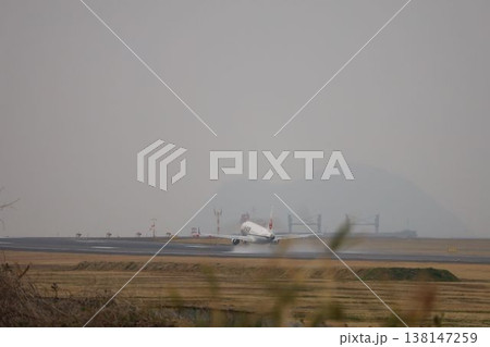 松山空港の滑走路を離陸するジェイエア機 138147259
