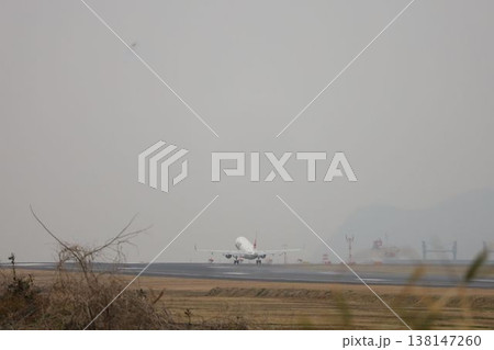 離陸するジェイエア旅客機 離陸するジェイエア旅客機 138147260