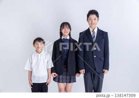 並んで立つ3人の子供 並んで立つ3人の子供 138147309