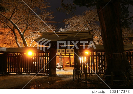 雪降る夜の神社 138147378