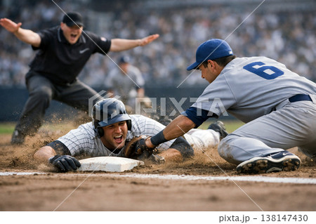 野球の試合　盗塁成功 138147430