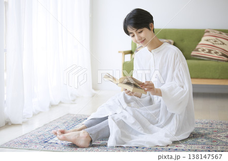 日常生活を送る若い女性 自宅で読書を楽しむ女性 リラックスした時間 138147567