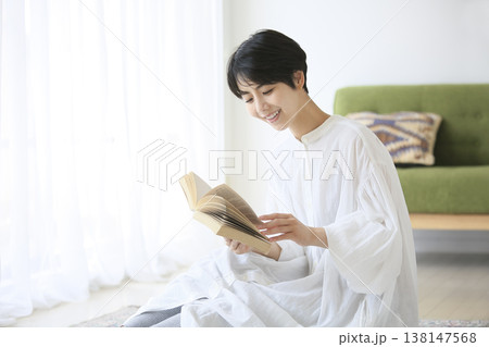日常生活を送る若い女性 本を読む女性 学びや自己啓発のイメージ 日常生活を送る若い女性 本を読む女性 学びや自己啓発のイメージ 138147568
