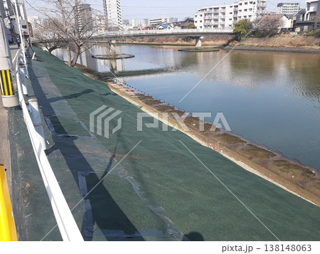 川に架かる橋 都市部の川 川に架かる橋 都市部の川 138148063