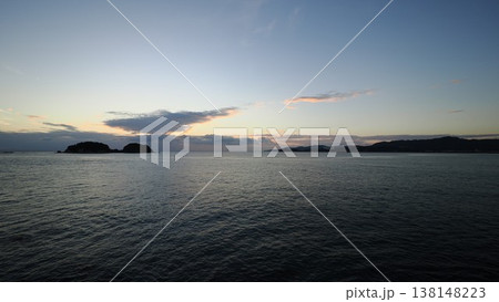 夕暮れ時 海と島 夕暮れ時 海と島 138148223