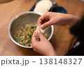 餃子の餡を皮で包む手元のクローズアップ 138148327