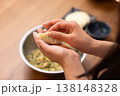 餃子の餡を皮で包む手元のクローズアップ 138148328