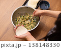 餃子の餡を皮で包む手元のクローズアップ 138148330
