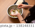 餃子の餡を皮で包む手元のクローズアップ 138148331