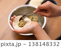餃子の餡を皮で包む手元のクローズアップ 138148332