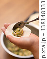 餃子の餡を皮で包む手元のクローズアップ 138148333