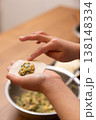 餃子の餡を皮で包む手元のクローズアップ 138148334